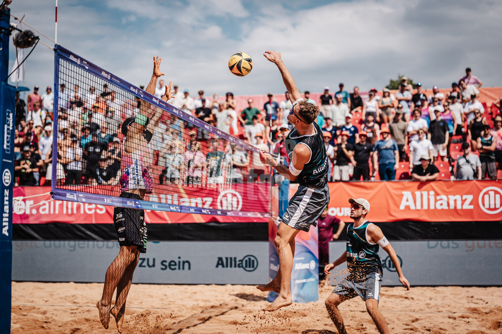 Beachvolleyball | Männer | Allianz German Beach Tour 2025 | Tourstop München | 04.07.2025 | Jonas Sagstetter beim Angriff