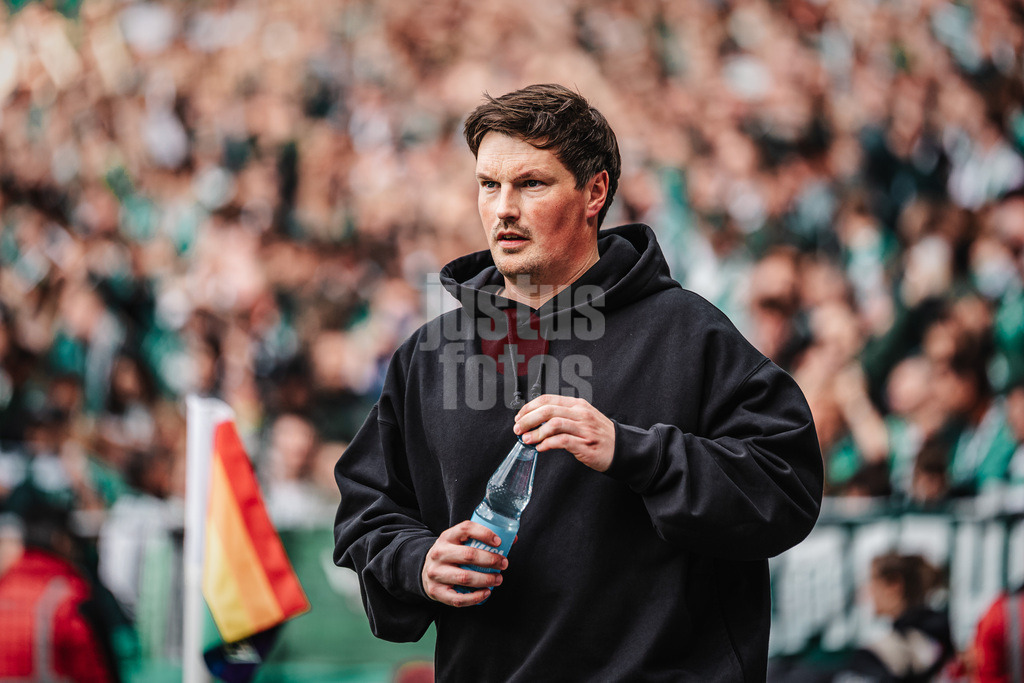 Fußball | Männer | Saison 2025/2026 | 1. Fußball-Bundesliga | 30. Spieltag | SV Werder Bremen vs. Hamburger SV | 18.04.2026 | Trainer Merlin Polzin (HSV) mit einer Wasserflasche