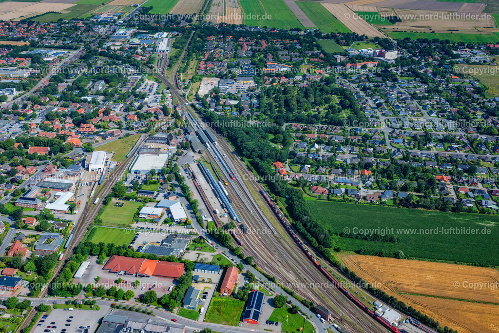 Niebüll_Bahnhof_ELS_8703130825 | NIEBüLL 13.08.2025 Gleisverlauf und Bahn -Betriebsgebäude in Niebüll im Bundesland Schleswig-Holstein, Deutschland. Autoverladung für den " Sylt- Shuttle " der DB Fernverkehr AG und RDC AUTOZUG Sylt GmbH als Betreiber der Verbindung " Blauer Autozug Sylt ". // Track layout and railway operations building in Niebuell in the state Schleswig-Holstein, Germany. Foto: Martin Elsen