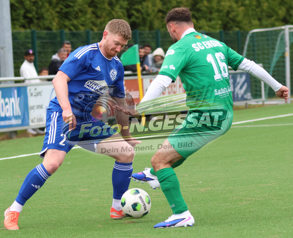 SC Enger - SV Enger-Westerenger | Auf dem Bild zu sehen: grün SC Enger: Alexander Tiefenbach ; blau SV Enger-Westerenger: Kieren Forward SC Enger, SV Enger-Westerenger, Saison 25/26, Kreisliga A, Enger, Deutschland - Realisiert mit Pictrs.com