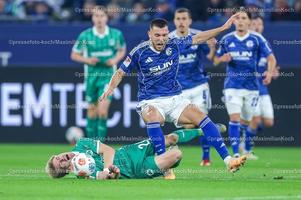 S0426092501160 | 25.09.2025, Fußball, FC Schalke 04 - SpVgg Greuther Fürth, 7.Spieltag, 2. Fußball Bundesliga, Veltins-Arena Gelsenkirchen, Saison 2025 2026: Marco John (Greuther Fürth #24) stürzt zusammen im Zweikampf gegen  Hasan Kurucay (Schalke04 #04) DFB regulations prohibit any use of photographs as image sequences and or quasi-video.