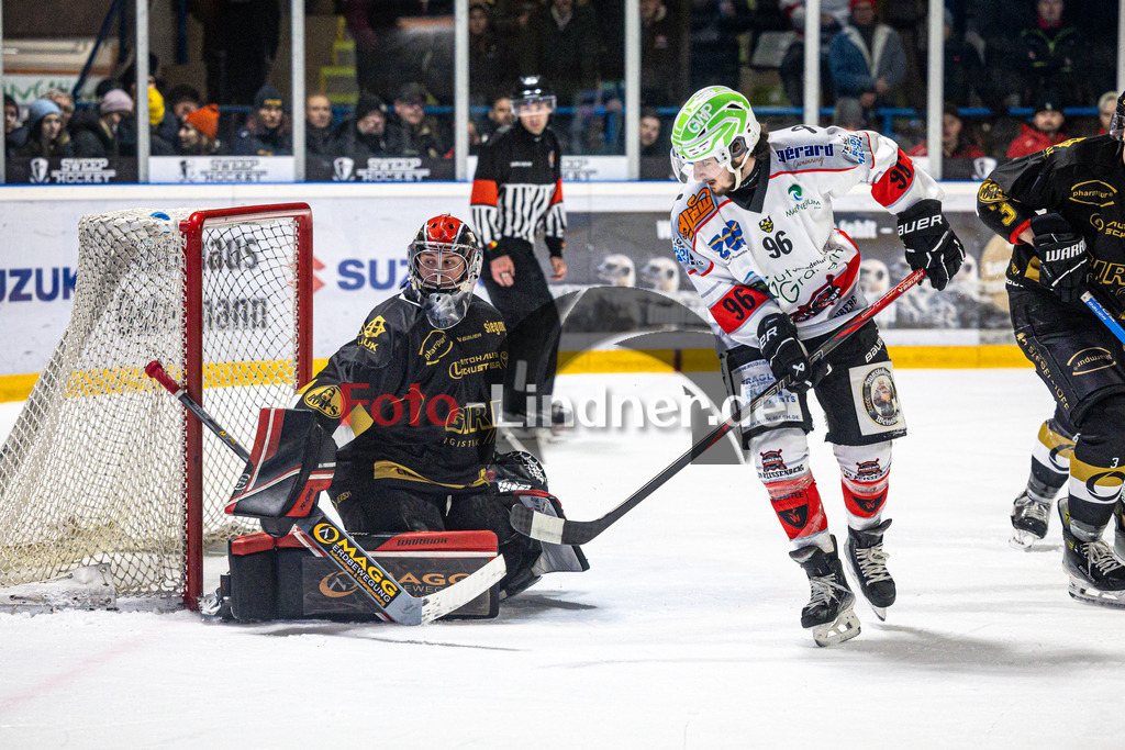 EHC Königsbrunn PINGUINE gegen TSV Peißenberg MINERS | Eishockey Bayernliga Herren Playoffs Viertelfinale 2024/25 - Spiel 1 von 7, EHC Königsbrunn PINGUINE gegen TSV Peißenberg MINERS, 20250207,Torchance Lynnden PASTACHAK (MINERS 96),2025-02-07 in Peißenberg (Eisstadion Peißenberg)Lynnden PASTACHAK (MINERS 96), Stefan VAJS (EHC Goalie 32)Copyright: WolfgangxLindner foto-lindner.de