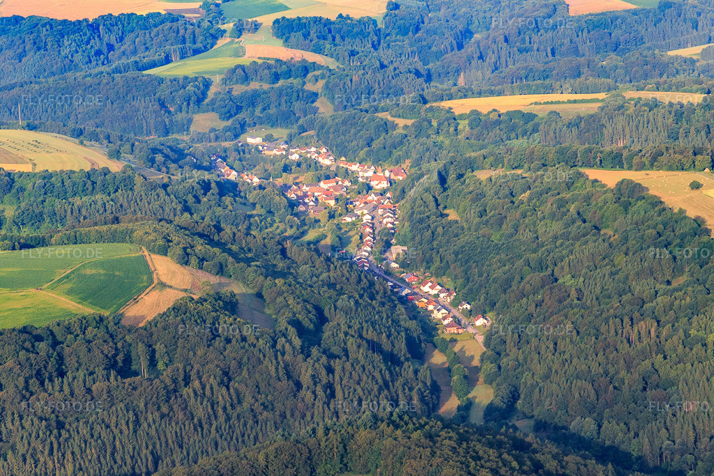 Luftbild: Schulstr in Wiesbach im Bundesland Rheinland-Pfalz in Deutschland. Foto: IMG_091919.jpg vom 16.07.2016 durch Werner Riehm/FLY-FOTO.de