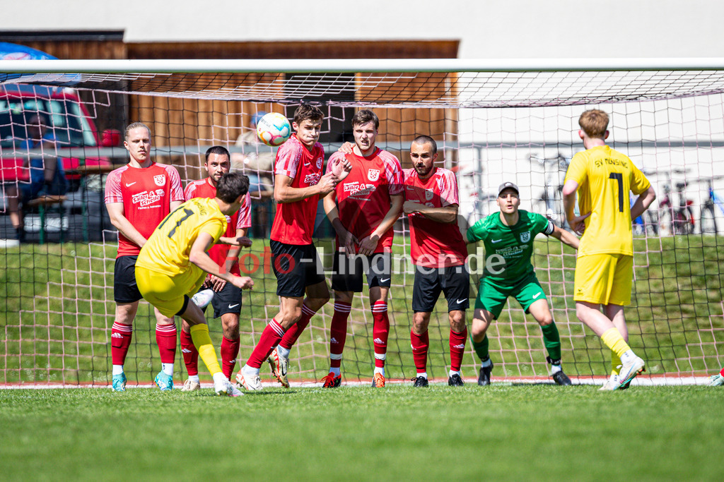 TSV Peißenberg vs SV Münsing-Ammerland | Abstiegs Qualifikationsrunde Kreisliga Gruppe C, TSV Peißenberg vs SV Münsing-Ammerland, 20240511,
Freistoß Michael LANG (SVM 17),
2024-05-11 in Peißenberg (Sportplatz Peißenberg)
Michael LANG (SVM 17), Julian WECKERLE (TSVP 11), Dennis MULAJ (TSVP 8), Michael GLADIATOR (TSVP 17), Hannes KUNTERWEIT (TSVP 4), Johannes JUNGMANN (TSVP 10)
Copyright: WolfgangxLindner www.foto-lindner.de