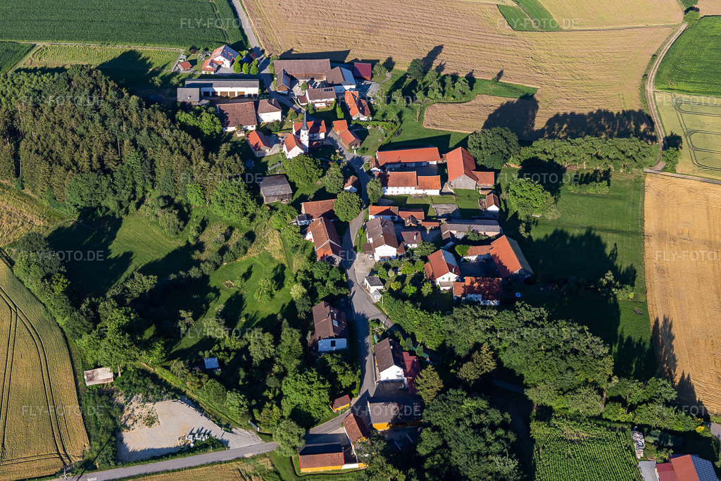 Luftbild: Nebenkirche St. Magdalena in Graflkofen im Ortsteil Hof in Mamming im Bundesland Bayern in Deutschland. – Foto: IMG_132790.jpg vom 02.07.2022 durch Werner Riehm/FLY-FOTO.de – Auflösung des Originals: 5472 x 3648 px – * Gemeinde Mamming