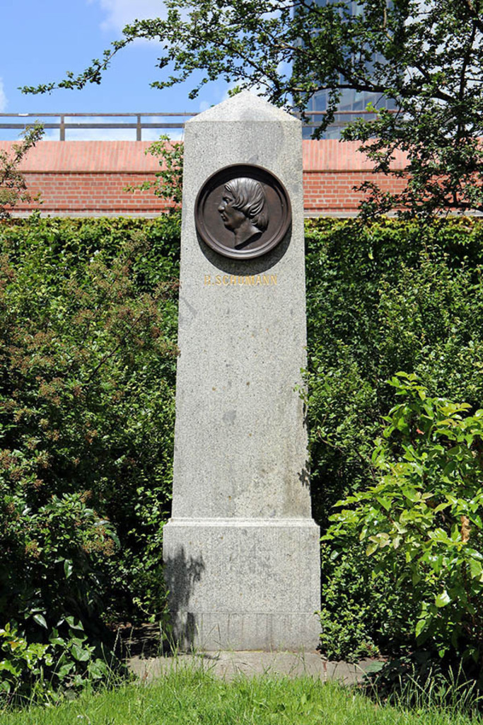 Robert-Schumann-Denkmal | Das Team hinter BILDLEXIKON LEIPZIG bündelt historische wie aktuelle Informationen über die Stadt Leipzig in Text und Bild auf einer Plattform und stellt diese der interessierten Öffentlichkeit zur Verfügung.