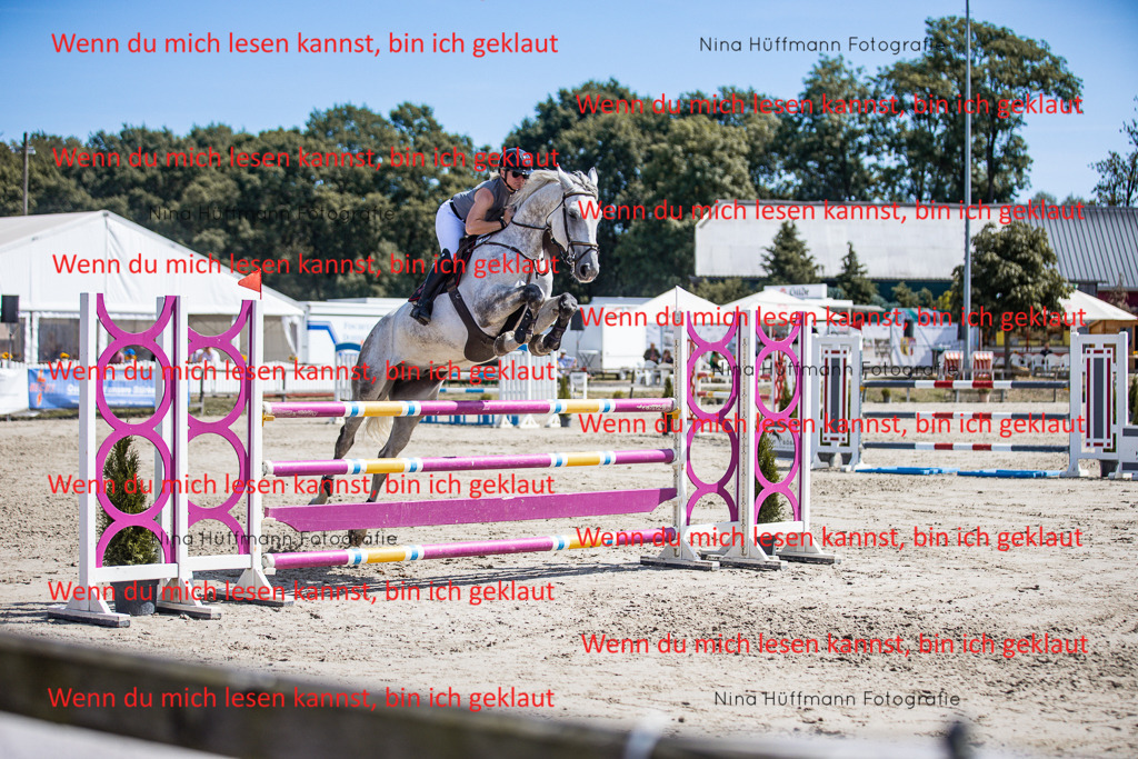 BK1A6460 | Turnierbilder Turnierfotos Nina Hüffmann Turnierfotografie Pferdefotografie Tierzeichnung Haustierzeichnung Pferdezeichnung Hundezeichnung Videograf  - Realisiert mit Pictrs.com