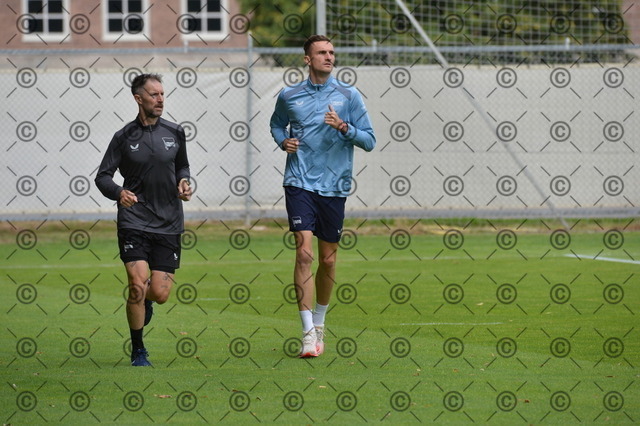 RGE_0203 | Hertha BSC, 2.Bundesliga, Herren, Fußball, Training auf dem Schenckendorffplatz, Dienstag 18.08. 2026, Saison 2026/27,  im Bild von li. Hendrik Vieth ( Athletiktrainer ),  Niklas Kolbe ( Hertha BSC ),  Fotograf: Ralf Gebhardt - Realisiert mit Pictrs.com