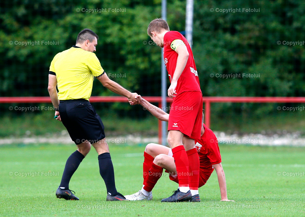 A_LUI_100922_44 | SPORT,FUSSBALL,LT1 OOE LIGA 10.09.2022 ASKOE OEDT-SPORTUNION SANKT MARTIN IM BILD: SCHIEDSRICHTER HERBERT HASLEHNER HILFT PETER ALEXANDER (OEDT)BEIM AUFSTEHEN  FOTO:FOTOLUI
