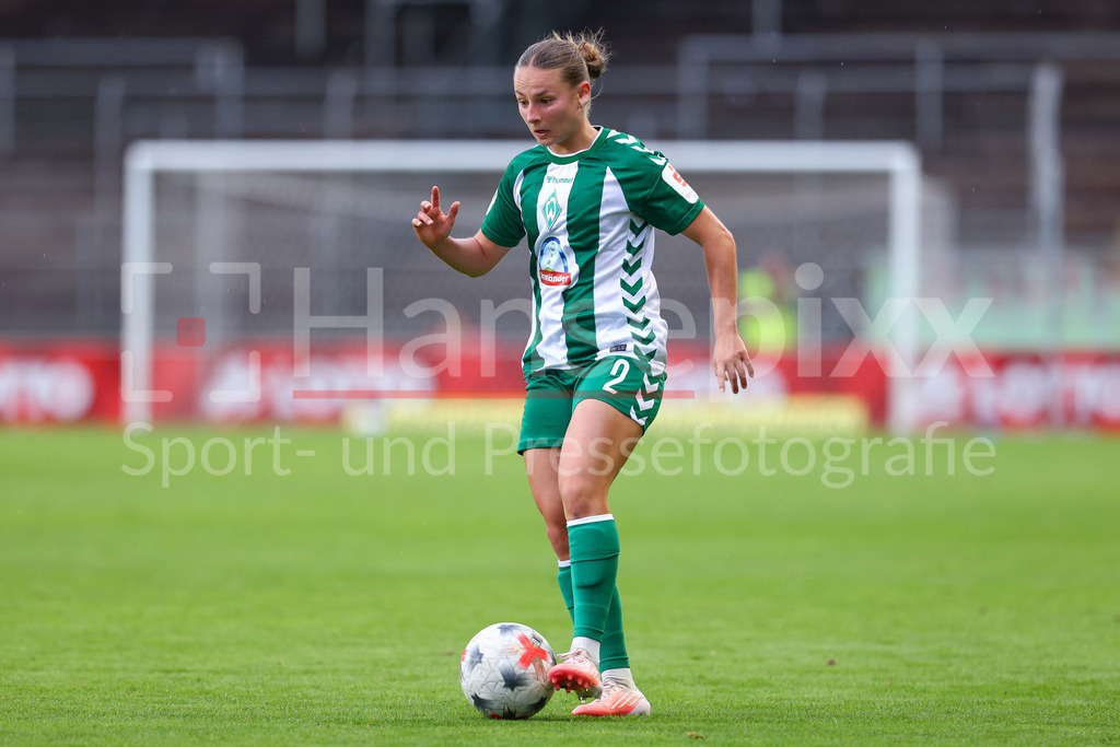 Fussball, Google Pixel Frauen-Bundesliga, 1. FSV Mainz 05 - SV Werder Bremen | Chiara D Angelo (SV Werder Bremen, 2) am Ball, Freisteller, Einzelbild, Ganzkörper, Aktion, Action, Spielszene, DIE DFB-RICHTLINIEN UNTERSAGEN JEGLICHE NUTZUNG VON FOTOS ALS SEQUENZBILDER UND/ODER VIDEOÄHNLICHE FOTOSTRECKEN. DFB REGULATIONS PROHIBIT ANY USE OF PHOTOGRAPHS AS IMAGE SEQUENCES AND/OR QUASI-VIDEO.