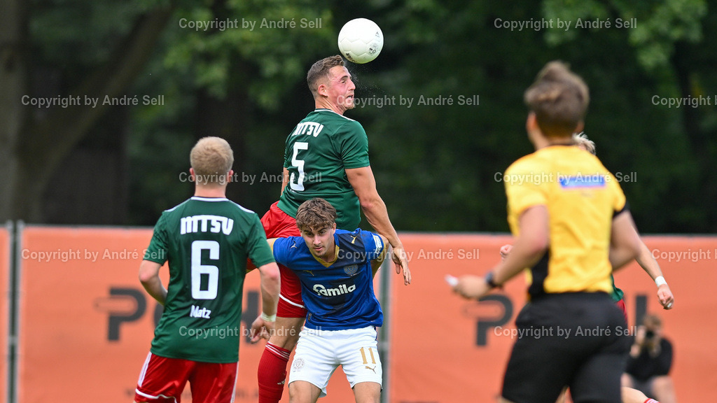 MTSV Hohenwestedt vs Holstein Kiel II | Torben Matz (MTSV #6) &amp; Henrik Schnoor (MTSV #5) vs Jorden Winter (Holstein #11) - Schiedsrichter Hendrik Plambeck / Fußball-Oberliga Männer 2025/2026 / MTSV Hohenwestedt vs Holstein Kiel II / Sportplatz Wilhelmhöh / Hohenwestedt / 20.09.25 - Realisiert mit Pictrs.com