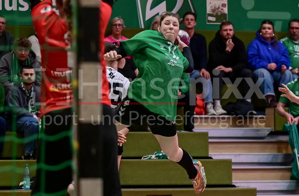 Handball, 2. Bundesliga Frauen, SV Werder Bremen - VfL Waiblingen | v.li.: Elaine Rode (SV Werder Bremen, 77) beim Wurf, am Ball, Spielszene, Aktion, Action