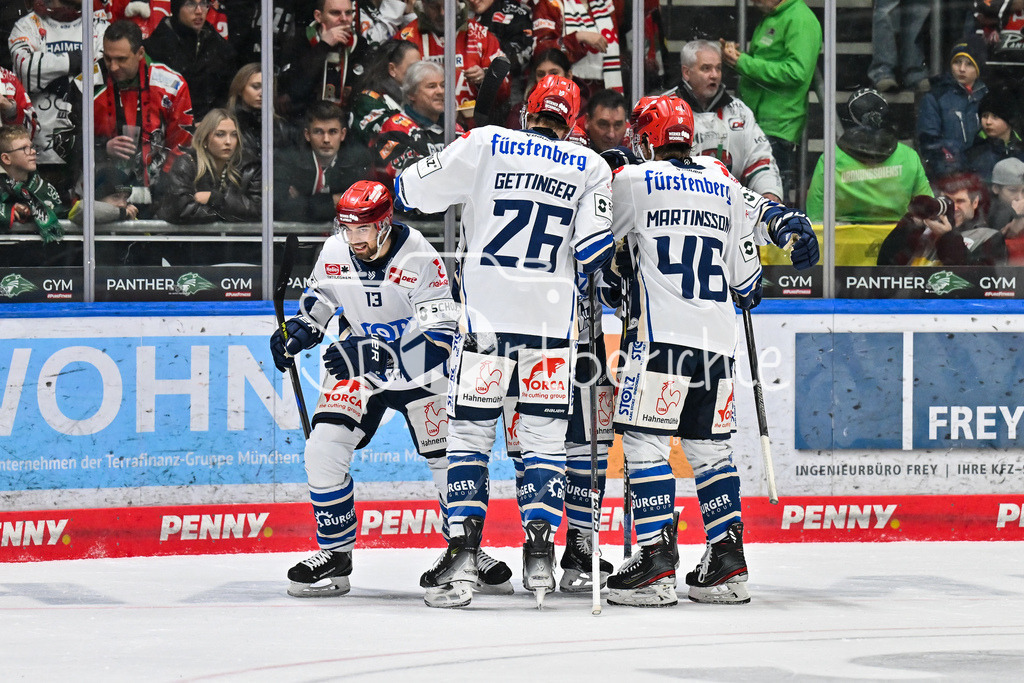 Augsburger Panther - Schwenninger Wild Wings | AUGSBURG, GERMANY - 02. JANUARY: Jubel der Wild Wings nach dem Treffer zum 5-5 Ausgleich durch Felix SCHEEL (Schwenninger Wild Wings 13)  / Tor / Torschuetze / Freude / Happy während dem Match zwischen den Augsburger Panthern und den Schwenninger Wild Wings am 35. Spieltag der Penny DEL im Curt Frenzel Stadion