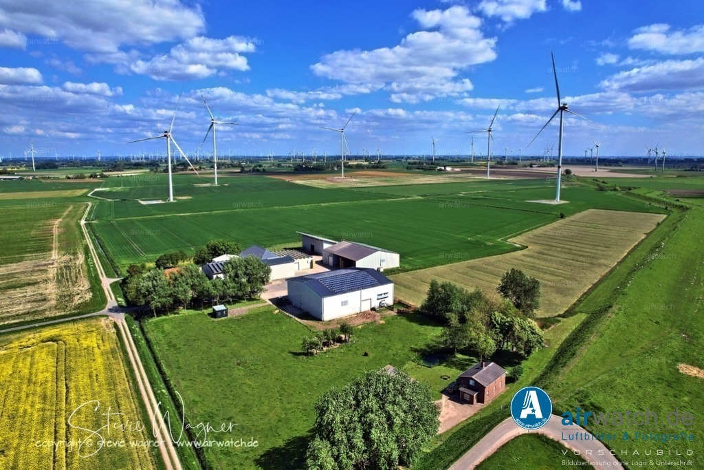 Luftbilder-Dithmarschen-Hilgroven-Hellschen-Heringsand-Unterschaar-airwatch | Ortsbeschreibung: Hellschen-Heringsand-Unterschaar liegt inmitten der Dithmarscher Marsch, nur wenige Kilometer von der Nordsee entfernt. Die ruhige Lage ohne Durchfahrtsstraße macht die Gemeinde zum Ferienort für Familien mit Kindern. Die Landschaft ist landwirtschaftlich geprägt, und vom stürmischen norddeutschen Wetter geformt. Wind und Weite sind die vorherrschenden Elemente.