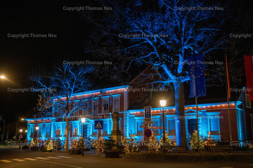 DSC_6956 | Lorsch, blaues Weihnachtswunder, Stadthaus mit geschmückten Weihnachtsbäumen, ,, Bild: Thomas Neu