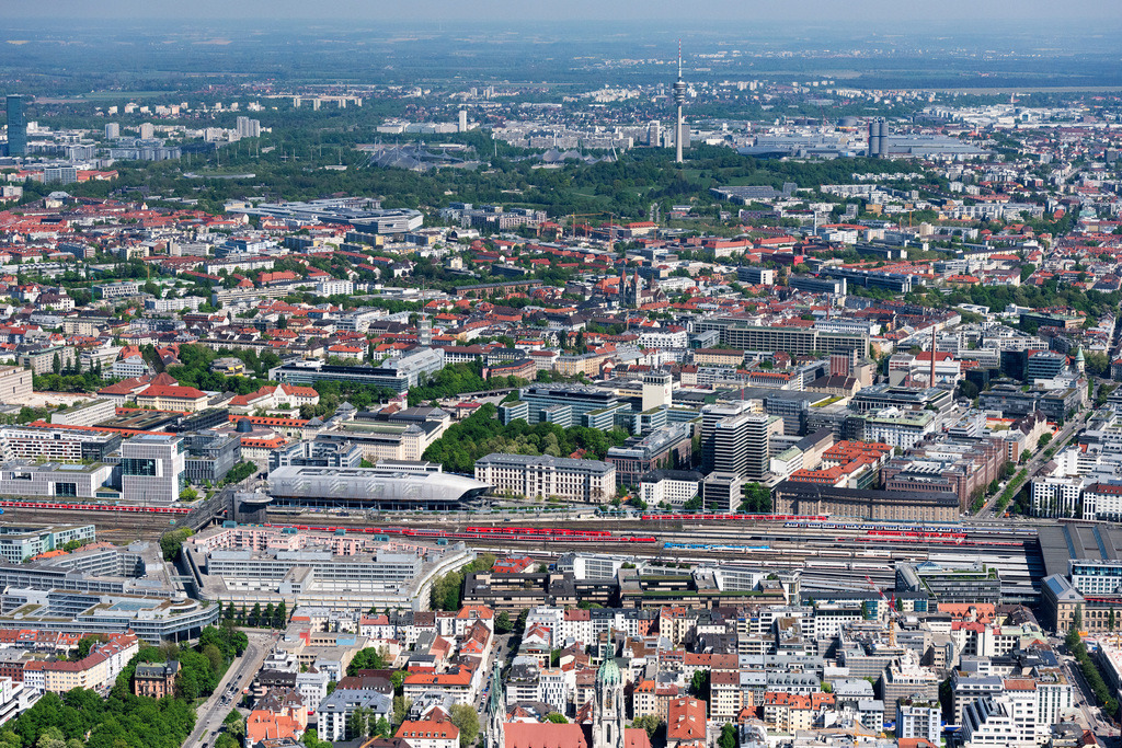 dr__0064211.jpg | MüNCHEN 29.04.2025 Schienen- Gleis- und Oberleitungsstrang im Streckennetz der Deutschen Bahn in München im Bundesland Bayern, Deutschland. // Railway track and overhead wiring harness in the route network of the Deutsche Bahn in Munich in the state Bavaria, Germany. Foto: Daniel Reiter