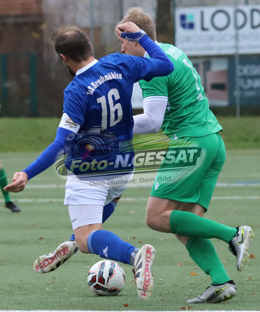 TuS Bruchmühlen II - Bünder SV | Auf dem Bild zu sehen: blau TuS Bruchmühlen: Nico Hagemann ; grün Bünder SV: Volkmar VögeTuS Bruchmühlen II, Bünder SV, Saison 25/26, Kreisliga A, Bruchmühlen, Deutschland - Realisiert mit Pictrs.com