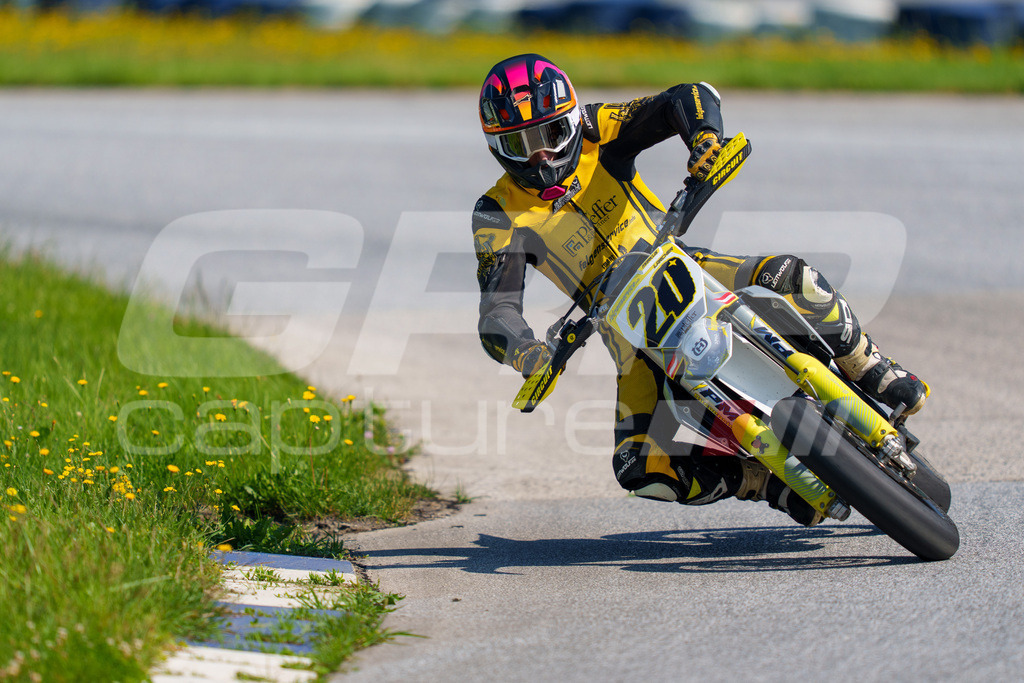 SuperMoto_Staatsmeisterschaft_Greinbach_276 | GRIPcapture steht für authentische Sportfotografie in Österreich – für Momente, die mehr sind als Geschwindigkeit oder Ergebnis. Es geht um Emotion, Spannung, Fokus und den Augenblick, der oft nur einen Wimpernschlag dauert.Ob Motorsport, Teamsport oder 