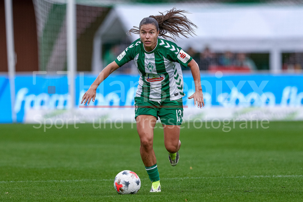 Fussball, Google Pixel Frauen-Bundesliga, SV Werder Bremen - RB Leipzig | Luna Vanzeir (SV Werder Bremen, 13) am Ball, Freisteller, Einzelbild, Ganzkörper, Aktion, Action, Spielszene, DIE DFB-RICHTLINIEN UNTERSAGEN JEGLICHE NUTZUNG VON FOTOS ALS SEQUENZBILDER UND/ODER VIDEOÄHNLICHE FOTOSTRECKEN. DFB REGULATIONS PROHIBIT ANY USE OF PHOTOGRAPHS AS IMAGE SEQUENCES AND/OR QUASI-VIDEO.
