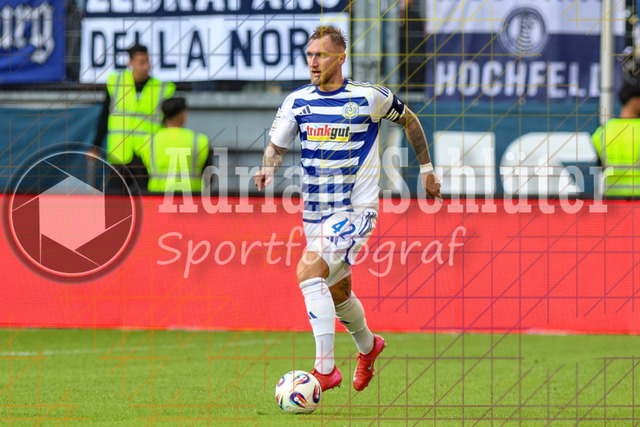 MSV Duisburg vs VfB Stuttgart II - 3. Liga | Duisburg, Deutschland, 02.08.25:   Alexander Hahn (MSV Duisburg) in Aktion am Ball, Einzelaktion waehrend des Spiels der 3. Liga MSV Duisburg vs VfB Stuttgart II in der schauinsland-reisen-arena(Foto von Brauer-Fotoagentur / Adrian Schlueter)