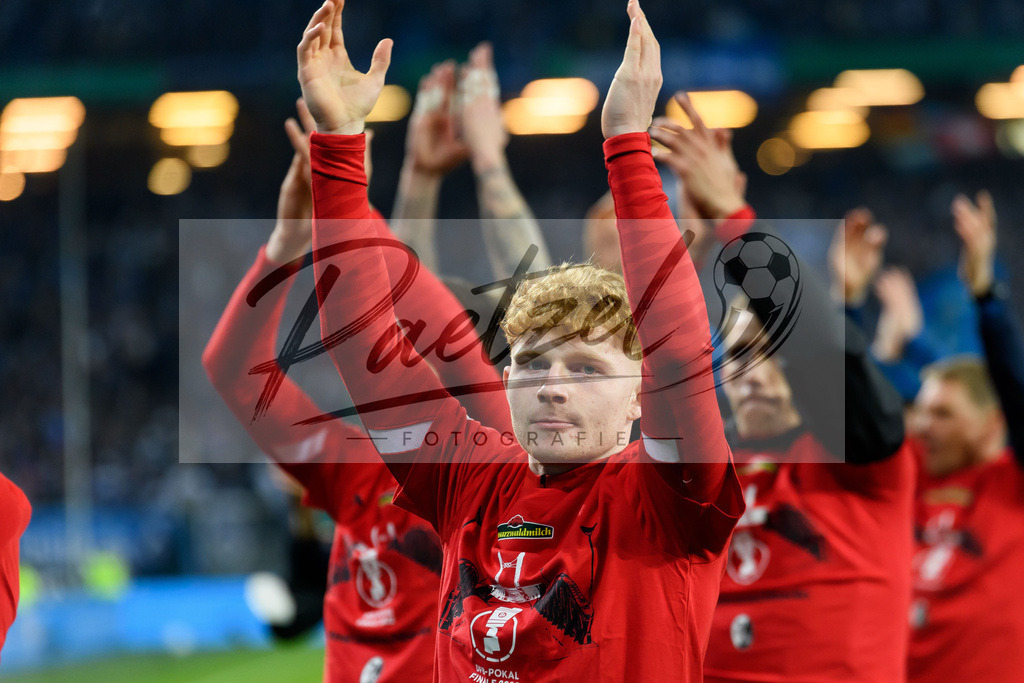 HSVSCF20220419_435 | Fussball, Herren: Robert Wagner (SC Freiburg) Schlussjubel, jubelt nach dem 1:3 Sieg beim DFB-Pokal-Halbfinalspiel zwischen Hamburger SV und SC Freiburg im Volksparkstadion am 19.04.2022 in Hamburg, Deutschland.DFB / DFL REGULATIONS PROHIBIT ANY USE OF PHOTOGRAPHS AS IMAGE SEQUENCES AND/OR QUASI-VIDEO. - Realisiert mit Pictrs.com