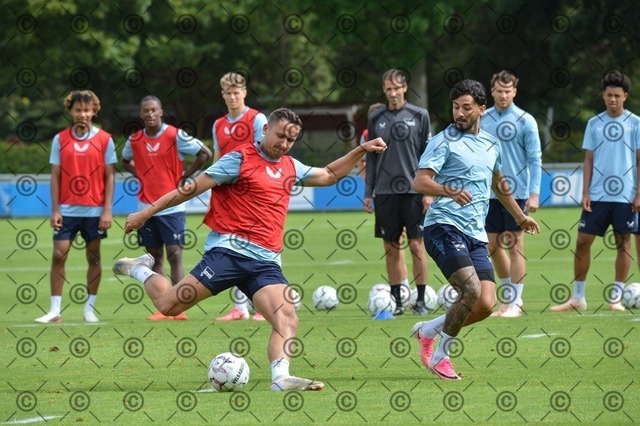 RGE_0121 | Hertha BSC, 2.Bundesliga, Herren, Fußball, Training auf dem Schenckendorffplatz, Dienstag 18.08. 2026, Saison 2026/27,  im Bild von li.  Paul Seguin ( Hertha BSC ), Kevin Sessa ( Hertha BSC ),  Fotograf: Ralf Gebhardt - Realisiert mit Pictrs.com