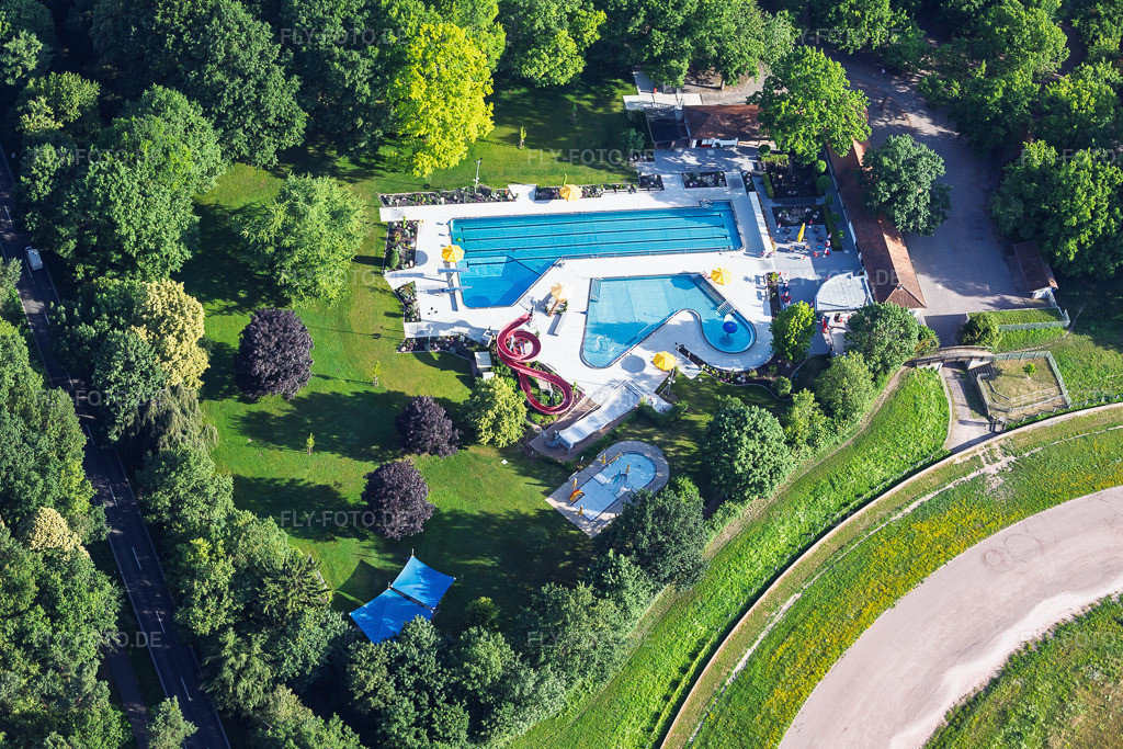 Luftbild: Waldfreibad Herxheim in Herxheim bei Landau im Bundesland Rheinland-Pfalz in Deutschland. – Foto: IMG_157310.jpg vom 18.06.2026 durch Werner Riehm/FLY-FOTO.de – Auflösung des Originals: 5594 x 3729 px – Waldfreibad Herxheim