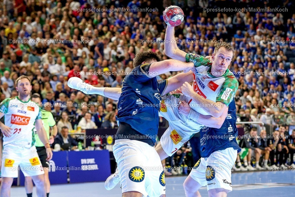 xSSCx18042602079 | 18.04.2026, xsscx, Handball, DHB-Pokal Lidl Final4, Halbfinale, Bergischer HC - SC Magdeburg, Saison 2025 / 2026 Herren, Lanxess Arena, Köln: Aron Seesing (Bergischer HC #49) im Zweikampf gegen Felix Claar (SC Magdeburg #07) Photo: xSandraxScherningxPressefotoKochx