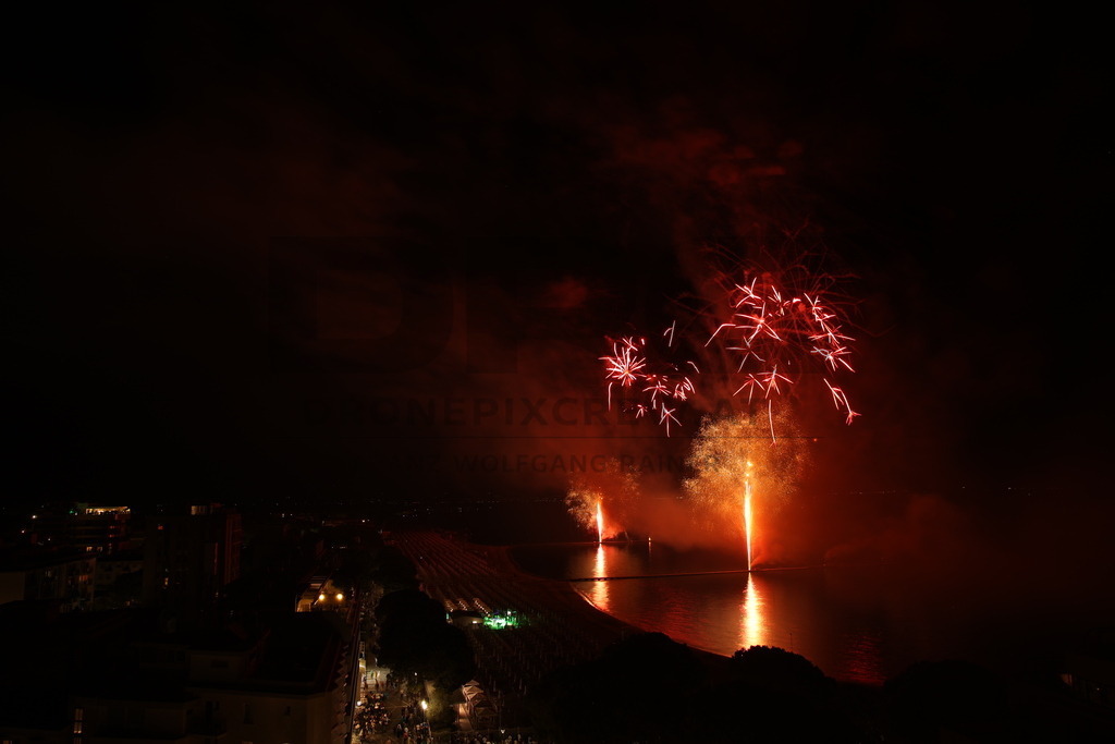 Ferragosto Fireworks in Grado, Italy | GRADO, ITALY, 15.AUG.26 - FIREWORKS - Ferragosto fireworks over the Adriatic Sea in Grado, Italy. Colorful fireworks light up the night sky above the beach, coastline and waterfront during the traditional summer celebration. - Realisiert mit Pictrs.com