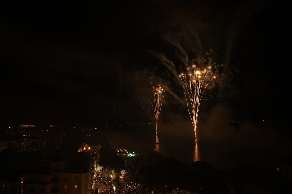 Ferragosto Fireworks in Grado, Italy | GRADO, ITALY, 15.AUG.26 - FIREWORKS - Ferragosto fireworks over the Adriatic Sea in Grado, Italy. Colorful fireworks light up the night sky above the beach, coastline and waterfront during the traditional summer celebration. - Realisiert mit Pictrs.com