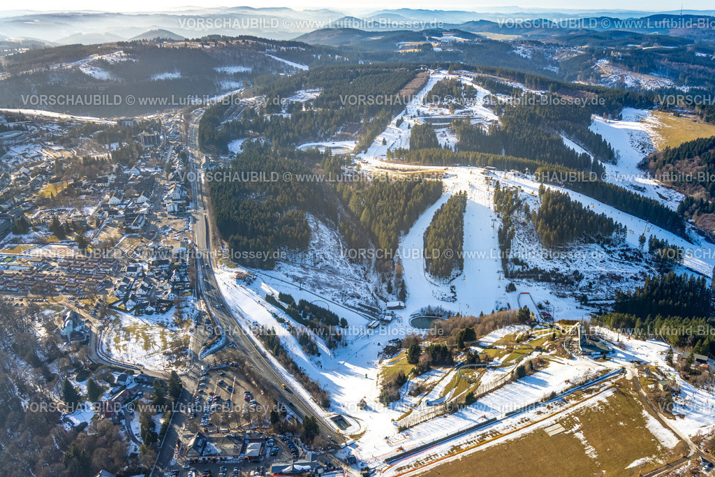 Winterberg260104995 | Luftbild, Winterlandschaft Skigebiet und Sesselbahn Poppenberg Bergstation und Bergstation Quick Jet, St. Georg Sprungschanze, Fernsicht mit Nebel im Sauerland, Winterberg, Sauerland, Nordrhein-Westfalen, Deutschland