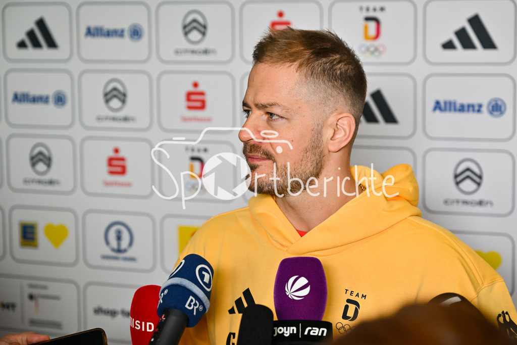 Einkleidung Team D Milano Cortina 2026 | Munich, GERMANY - 12. JANUARY: Moritz Müller (Eiskockeyspieler Kölner Haie) gibt ein Interview bei der Einkleidung des Teams D am 12.01.2026 in der MTC world of fashion in München