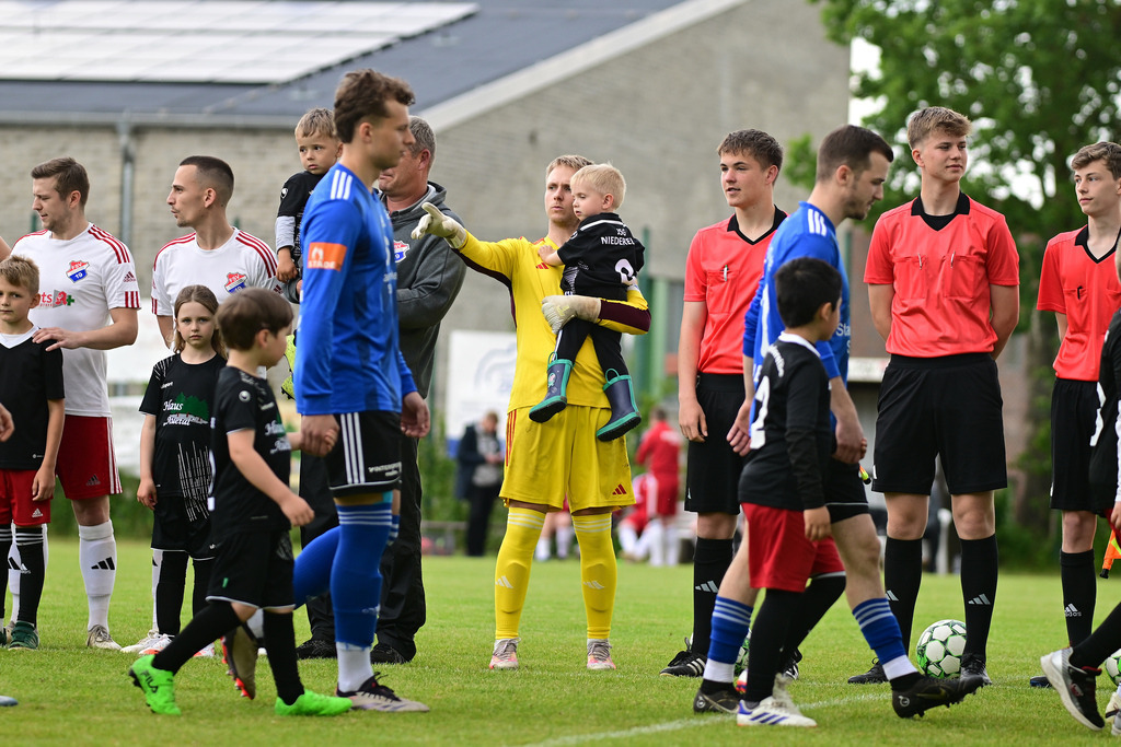 Fußball I Herren I Saison 2024-2025 I Kreisliga I 25. Spieltag I FSV Bliedersdorf-Nottensdorf - VfL Güldenstern Stade II | Der Sportfotograf. - Realisiert mit Pictrs.com