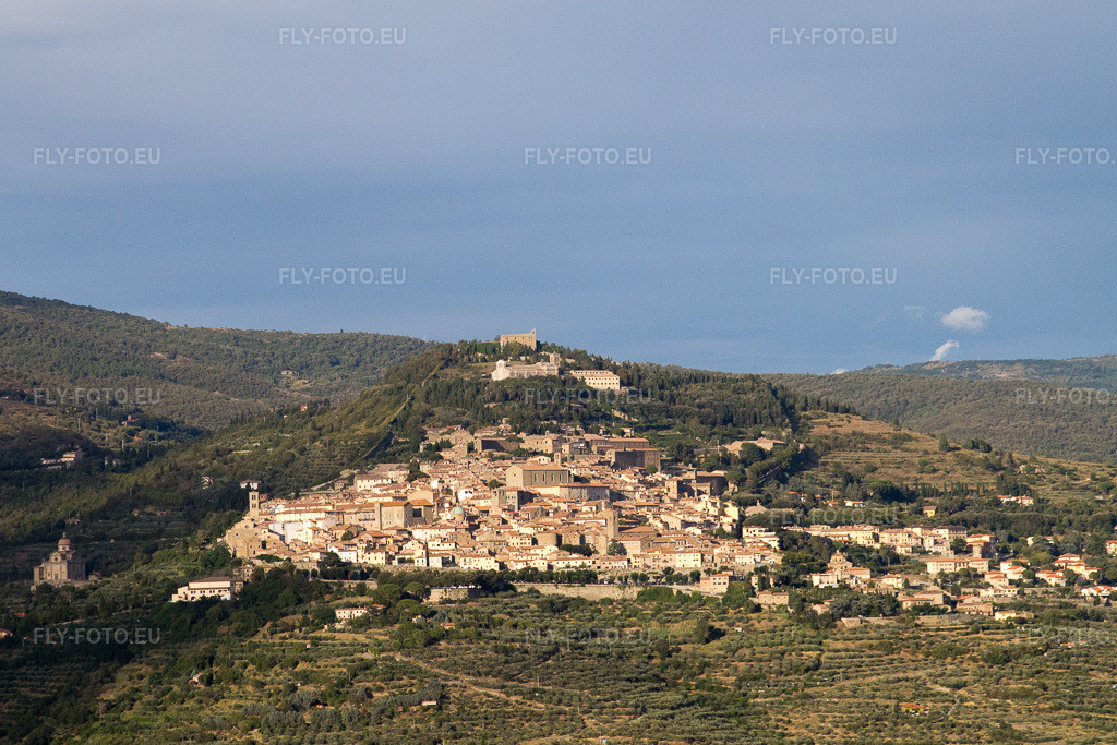 Vue aérienne: Vue de la ville à Camucia dans le département Toscane, Italie. Photo: IMG_43451.jpg prise le 25/07/2011 par Werner Riehm/FLY-FOTO.eu – Résolution de l'original: 3572 x 2381 px