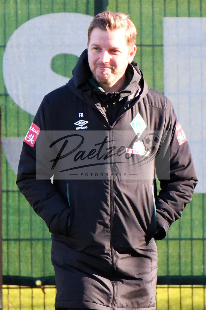 20200205_TRASVW_0086 | Fußball, Herren: Trainer Florian Kohfeldt (SV Werder Bremen)&nbsp; schaut waehrend der Trainingseinheit des SV Werder Bremen im Wohninvest Weserstadion am 05.02.2020 in Bremen, Deutschland. - Realisiert mit Pictrs.com