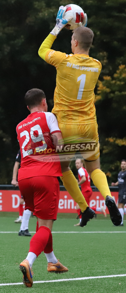 FC RW Kirchlengern - BV Bad Lippspringe | Auf dem Bild zu sehen: rot FC RW Kirchlengern: Artem Panasenkov ; schwarz BV Bad Lippspringe: Julian GabrielFC RW Kirchlengern, BV Bad Lippspringe, Saison 25/26, Landesliga, Kirchlengern, Deutschland - Realisiert mit Pictrs.com
