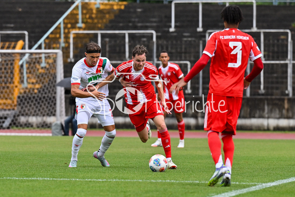 FC Augsburg II - FC Bayern Amateure | im Duell Constantin KRESIN (FC Augsburg II 29) und Benno SCHMITZ (FC Bayern Muenchen II 6) / Zweikampf / Regionalliga Bayern: FC Augsburg II - FC Bayern Muenchen II, Rosenaustadion am 25.07.2025
