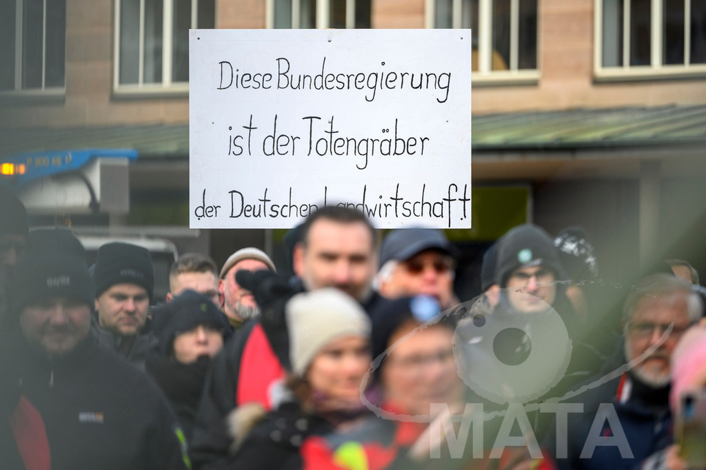 _DWA4608 | Bauerndemo gegen Agrarpolitik der Bundesregierung  auf dem Straße Obstmarkt und Hauptmarkt . Nürnberg, 08.01.2024 - Realisiert mit Pictrs.com