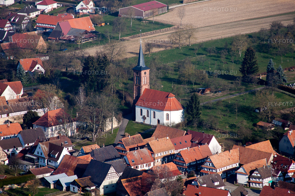Vue aérienne: Église protestante de Hunspach au centre du village à Hunspach dans le département Bas Rhin, France. Photo: IMG_62710.jpg prise le 09/03/2014 par Werner Riehm/FLY-FOTO.eu – Résolution de l'original: 4752 x 3168 px