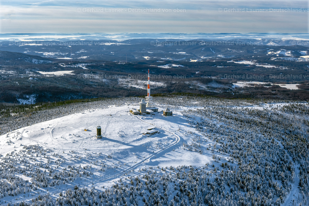 4044891 | SCHIERKE 14.02.2021 Winterlich schneebedeckte Funkturm und Sendeanlage auf der Kuppe des Brocken im Harz in Schierke im Bundesland Sachsen-Anhalt, Deutschland. Weiterführende Informationen bei: DFMG Deutsche Funkturm GmbH,  Deutscher Wetterdienst DWD. // Wintry snowy radio tower and transmitter on the crest of the mountain range Brocken in Harz in Schierke in the state Saxony-Anhalt, Germany. Further information at: DFMG Deutsche Funkturm GmbH,  Deutscher Wetterdienst DWD. Foto: Gerhard Launer