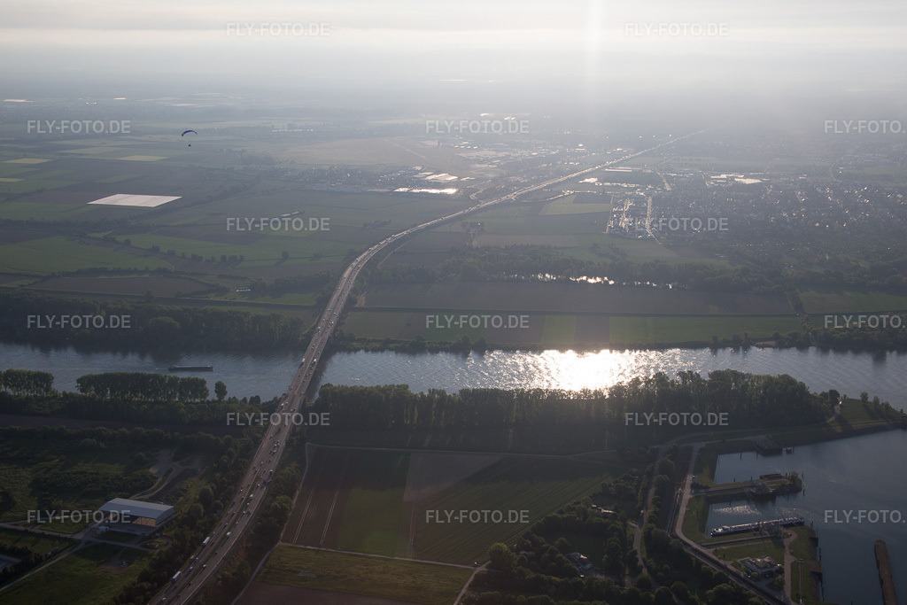Luftbild: A6 Autobahnbücke über den Rhein im Ortsteil Sandhofen in Mannheim im Bundesland Baden-Württemberg in Deutschland. Foto: IMG_088655.jpg vom 20.05.2016 durch Werner Riehm/FLY-FOTO.de