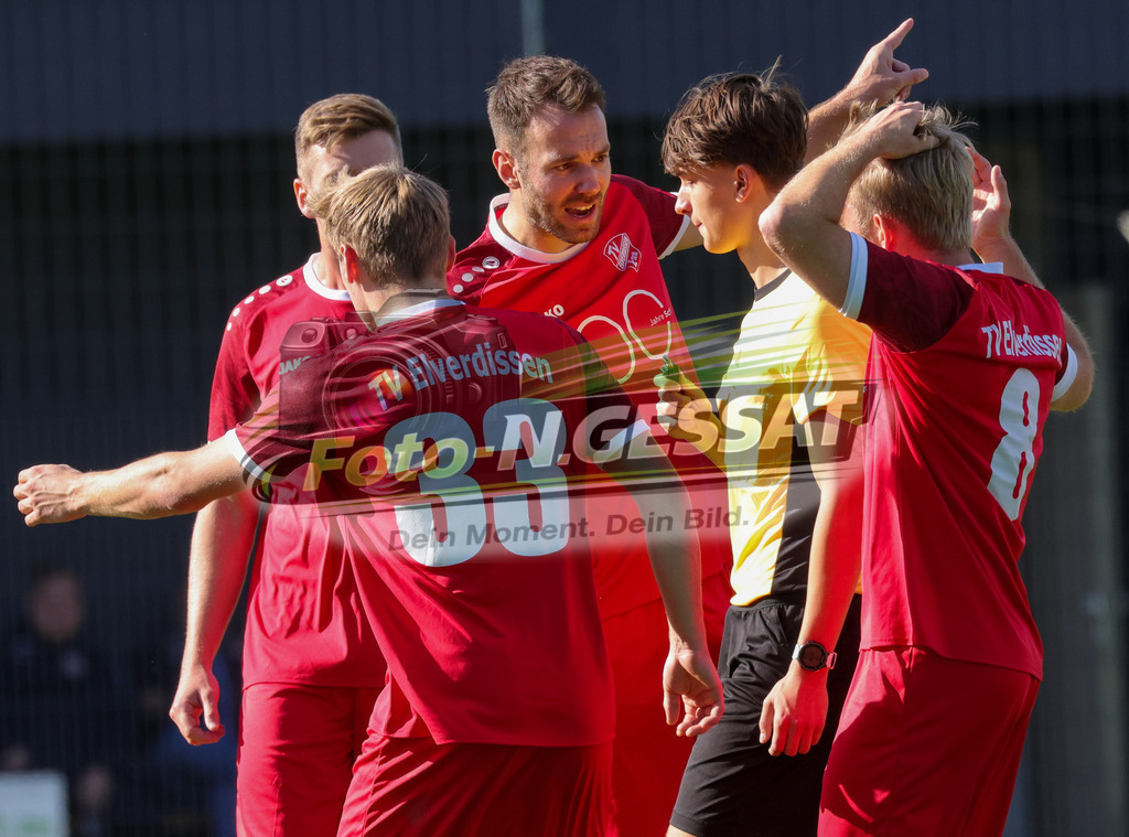 VfL Holsen - TV Elverdissen | Auf dem Bild zu sehen: Schiedsrichter: Jannis Reche ; rot TV Elverdissen: Reklamation VfL Holsen, TV Elverdissen, Saison 26/27, Kreisliga A, Holsen, Deutschland - Realisiert mit Pictrs.com