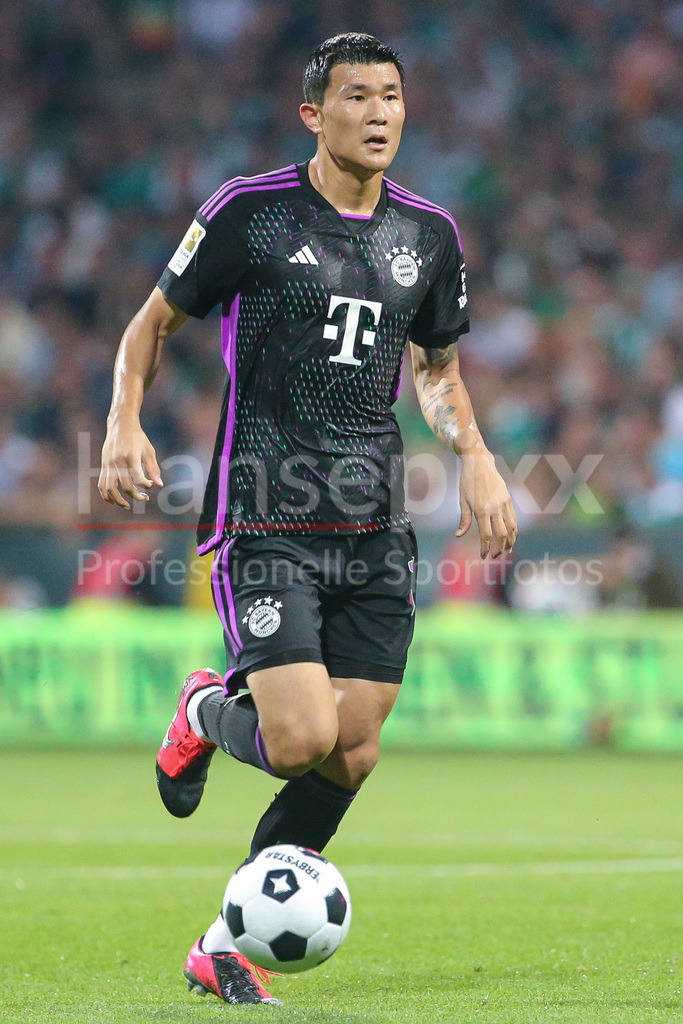 Fussball, Bundesliga, SV Werder Bremen - FC Bayern München | v.li.: Min-Jae Kim (FC Bayern München, 3) Freisteller, Einzelbild, Ganzkörper, Aktion, Action, Spielszene, DIE DFL-RICHTLINIEN UNTERSAGEN JEGLICHE NUTZUNG VON FOTOS ALS SEQUENZBILDER UND/ODER VIDEOÄHNLICHE FOTOSTRECKEN. DFL REGULATIONS PROHIBIT ANY USE OF PHOTOGRAPHS AS IMAGE SEQUENCES AND/OR QUASI-VIDEO.