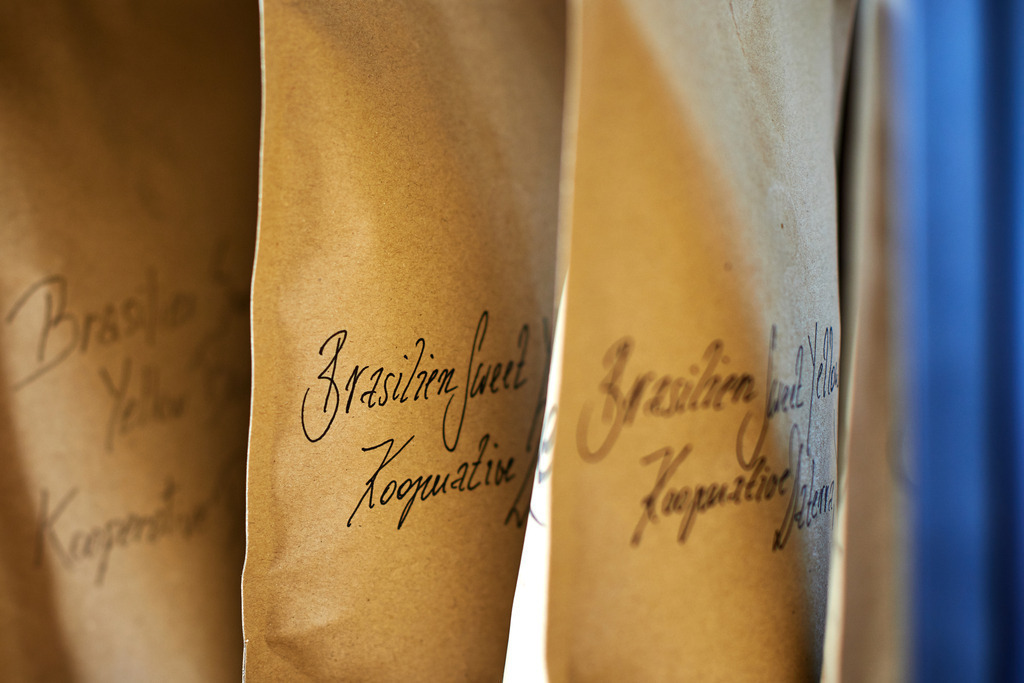 Cafebrennerei Franze | Wien, Austria - July 24, 2019: Cafebrennerei Franze am Kutschkermarkt; Verpackung mit verschiedenen Kaffeesorten. - Realisiert mit Pictrs.com