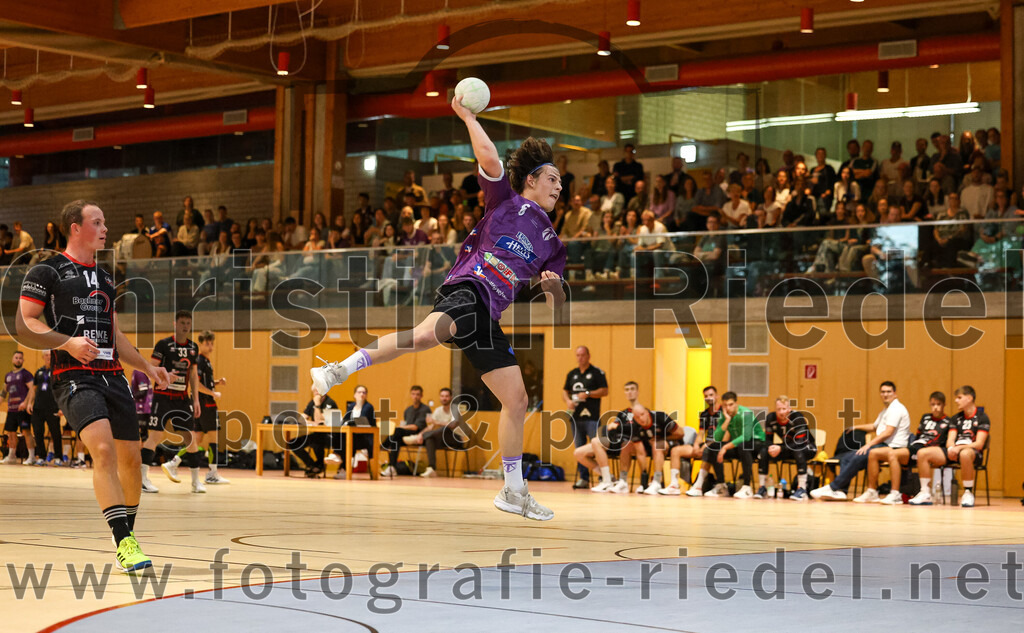 2024-09-21_075_SpVgg_Altenerding_gegen_TSV_1861_Mainburg | Erding, Deutschland, 21.09.2024:Handball, Bezirksoberliga Männer 2024 / 2025, 1. Spieltag, SpVgg Altenerding gegen TSV 1861 Mainburg, Endergebnis: 36:20Maximilian Altmann (TSV 1861 Mainburg, #14), Jabob Köhler (SpVgg Altenerding, #6)Foto: Christian Riedel / fotografie-riedel.net