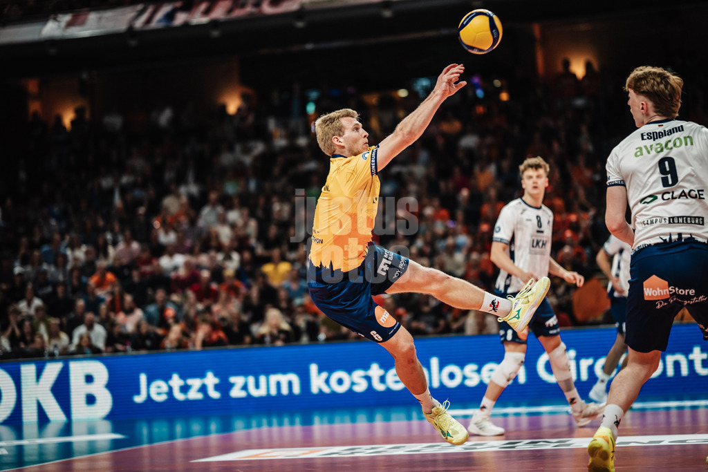 Volleyball | Herren | Saison 2024/2025 | 1. Volleyball Bundesliga Männer | Finale | BERLIN RECYCLING Volleys vs. SVG Lüneburg | 03.05.2025 | Gage Thomas Worsley (#6, SVG Lüneburg) spielt den Ball aus einer ungünstigen Position