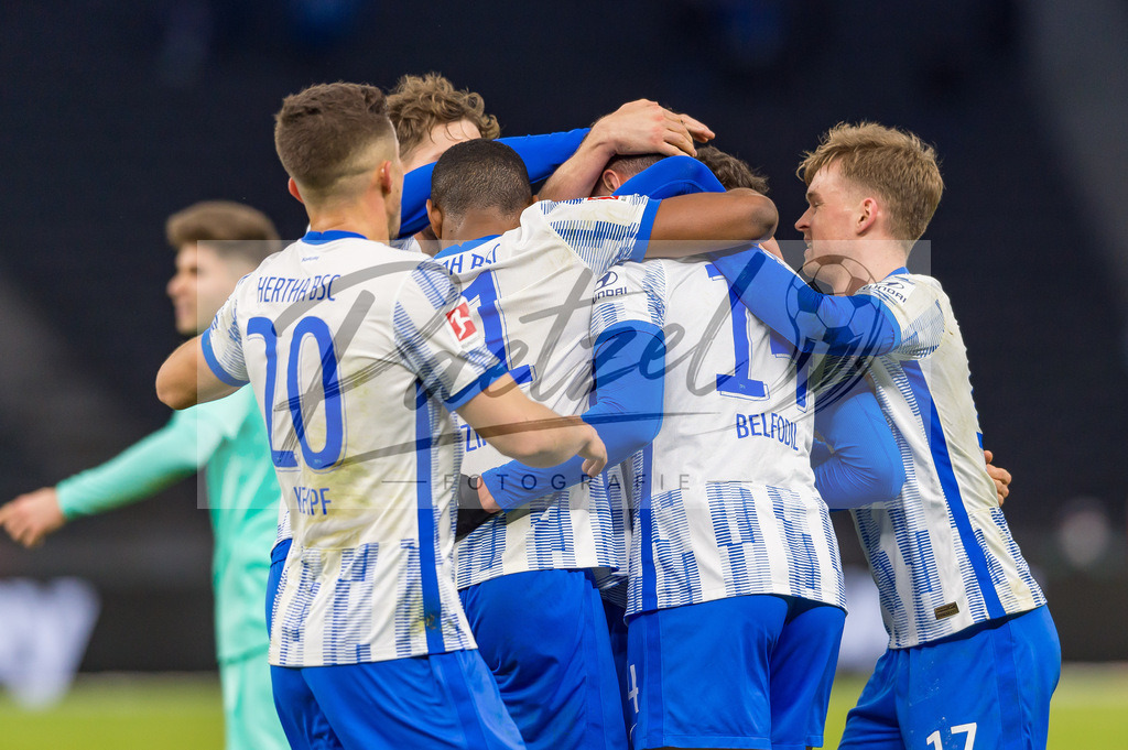 HERBOC20220204_017 | Fussball, Herren: Ishak Belfodil (Hertha BSC) Torjubel, jubelt mit seiner Mannschaft nach dem Treffer zum 1:0 bei dem Spiel der 1. Bundesliga zwischen Hertha BSC und VfL Bochum im Olypiastadion am 04.02.2022 in Berlin, Deutschland.DFB / DFL REGULATIONS PROHIBIT ANY USE OF PHOTOGRAPHS AS IMAGE SEQUENCES AND/OR QUASI-VIDEO. - Realisiert mit Pictrs.com