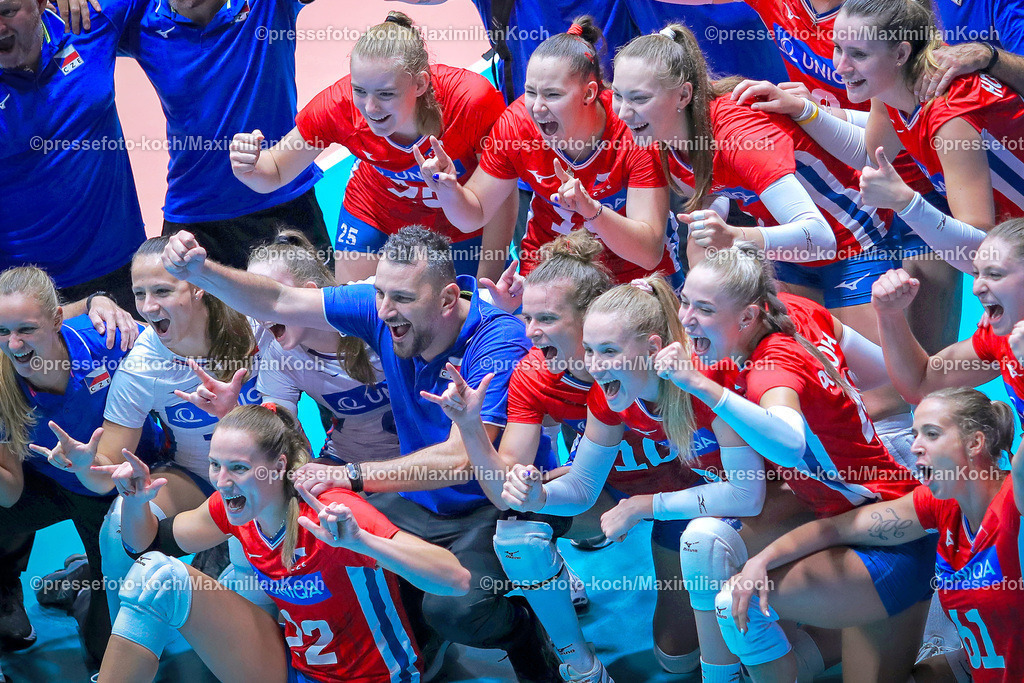 EuroVolley2408230101041 | 24.08.2023, CEV EuroVolley 2023, Volleyball-Europameisterschaften der Frauen, Gruppenphase Gruppe C, Tag8, CASTELLO Düsseldorf: Schweden vs. Tschechien. Die Mannschaft aus Tschechien liegt sich vor Freude in den Armen und Jubelt über den Sieg gegen Schweden.