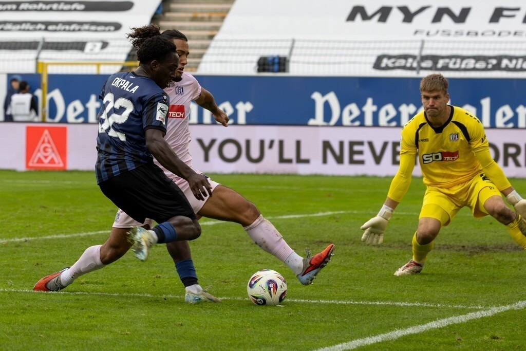 Fußball 3. Liga Saison 2025/26, 10. Spieltag: Waldhof Mannheim gegen VfL Osnabrück***Gute Chance für Kennedy Okpala (32, Mannheim) | Fußball 3. Liga Saison 2025/26, 10. Spieltag: Waldhof Mannheim gegen VfL Osnabrück***Gute Chance für Kennedy Okpala (32, Mannheim) - Realisiert mit Pictrs.com