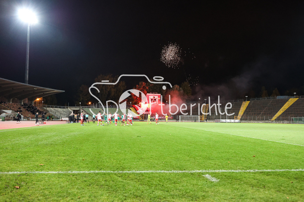 FC Augsburg II - FC Bayern Amateure | Die Fans aus Muenchen haben ein Intro vorbereitet / Choreo / Pyrotechnik / Pyro / Ultras /